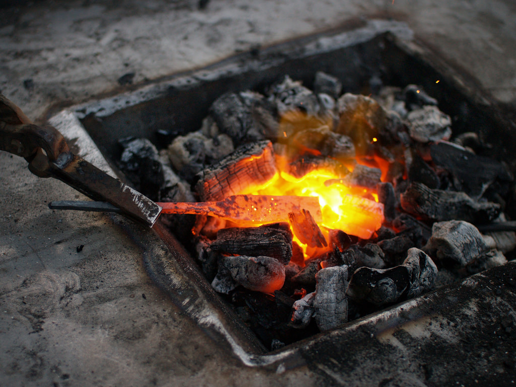 Burning mark. Железо огонь. Огонь из железа. Железо в огне плавится. Отблески огня на железе.